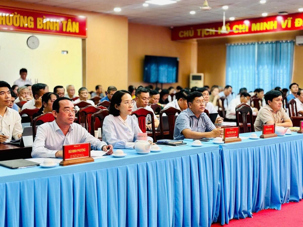Trong chương trình làm việc, các đại biểu đã nghe ba báo cáo tham luận của UBND phường về công tác lãnh đạo, triển khai nhiệm vụ phòng, chống tham nhũng, lãng phí, tiêu cực tại các phòng, ban và đơn vị sự nghiệp