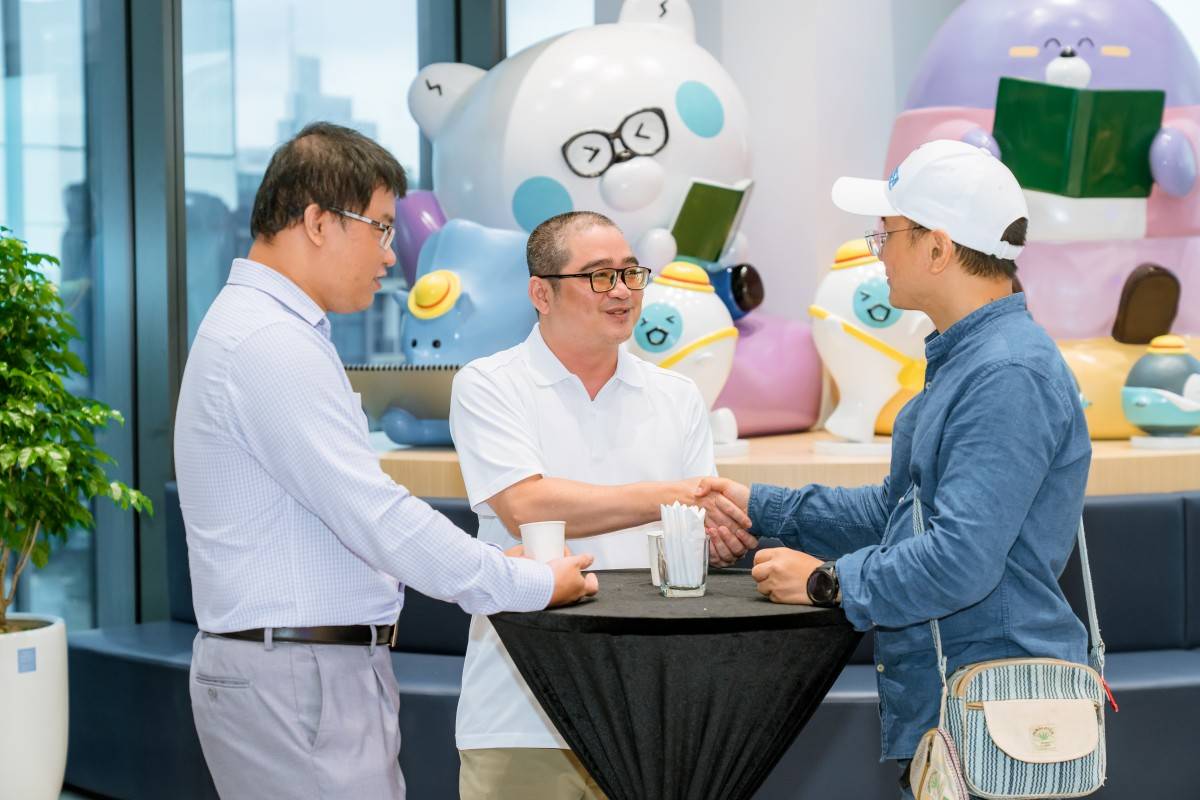 Khoảnh khắc các nhà đầu tư giao lưu cùng nhau tại Sự kiện trao giải Chứng Trường Huyền Thoại