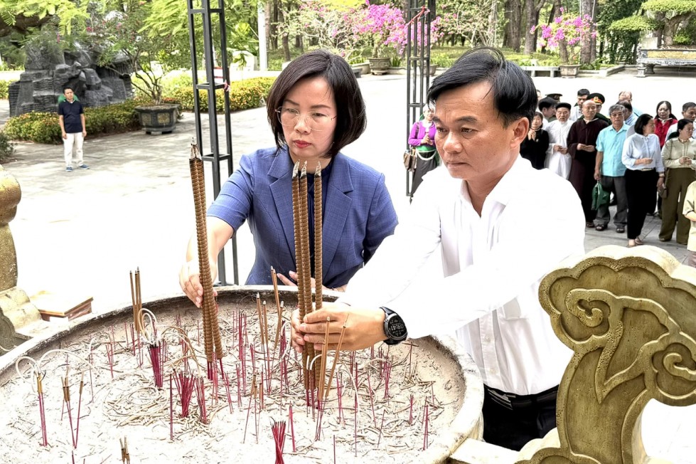 Ủy ban MTTQ Việt Nam TP. Hà Nội thăm, tặng quà gia đình chính sách và tri ân anh hùng liệt sĩ tại Quảng Trị