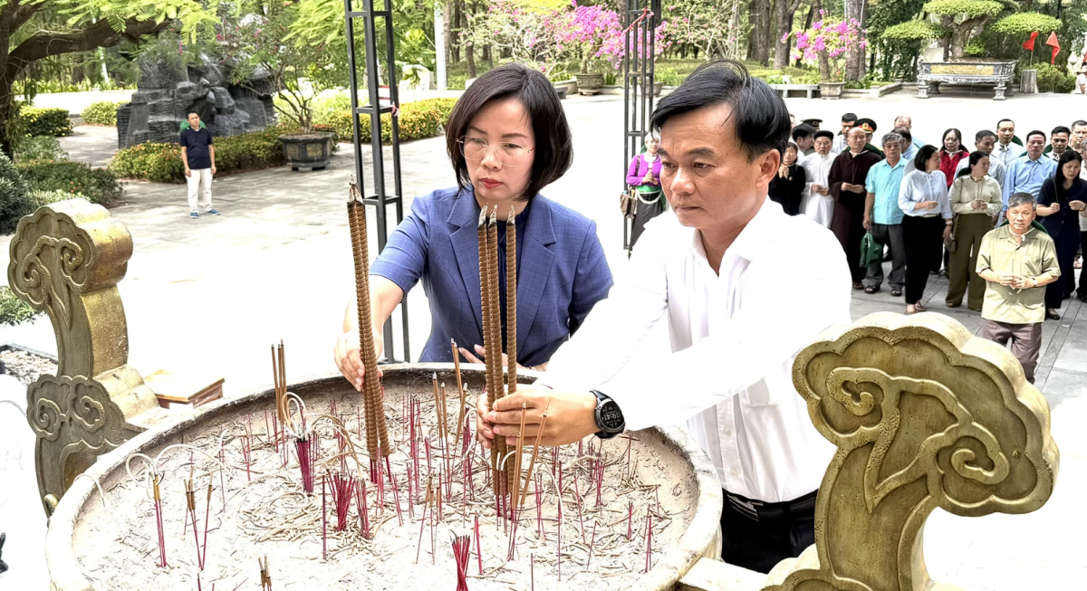 Ủy ban MTTQ Việt Nam TP. Hà Nội thăm, tặng quà gia đình chính sách và tri ân anh hùng liệt sĩ tại Quảng Trị