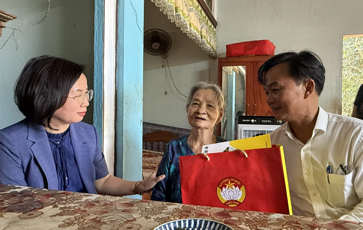 Ủy ban MTTQ Việt Nam TP. Hà Nội thăm, tặng quà gia đình chính sách và tri ân anh hùng liệt sĩ tại Quảng Trị