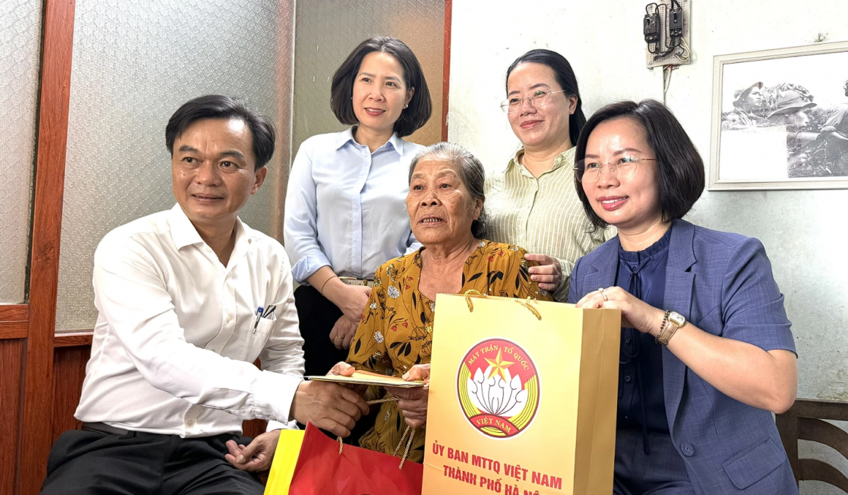 Ủy ban MTTQ Việt Nam TP. Hà Nội thăm, tặng quà gia đình chính sách và tri ân anh hùng liệt sĩ tại Quảng Trị
