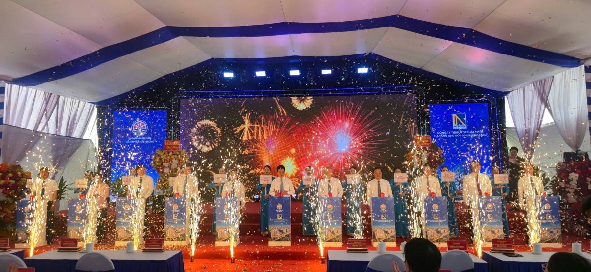 Các đại biểu nhấn nút khởi công dự án