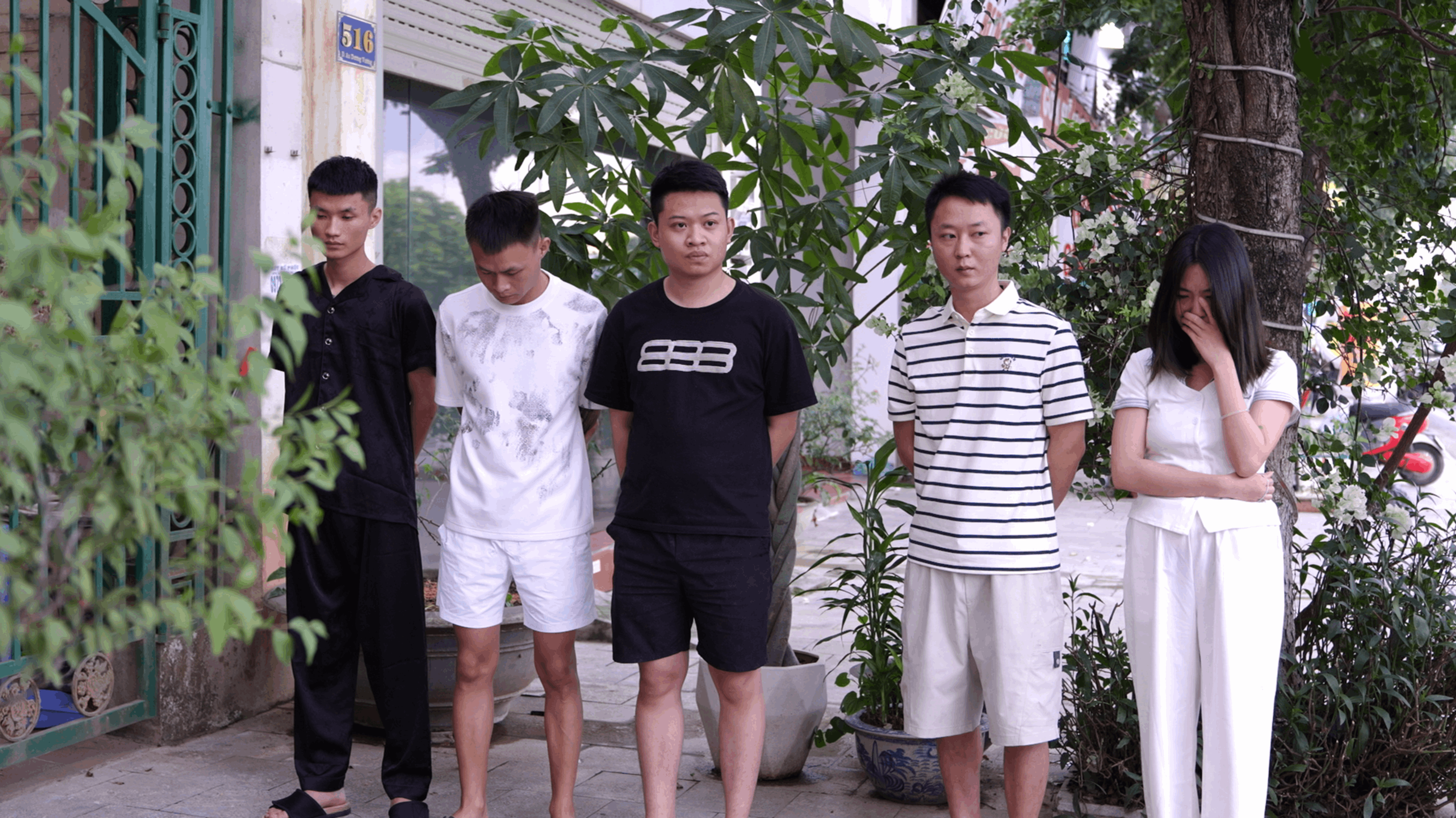 Lực lượng Công an dẫn giải các đối tượng đến căn nhà số 518 đường An Dương Vương, phường Lào Cai để thực hiện các hoạt động điều tra