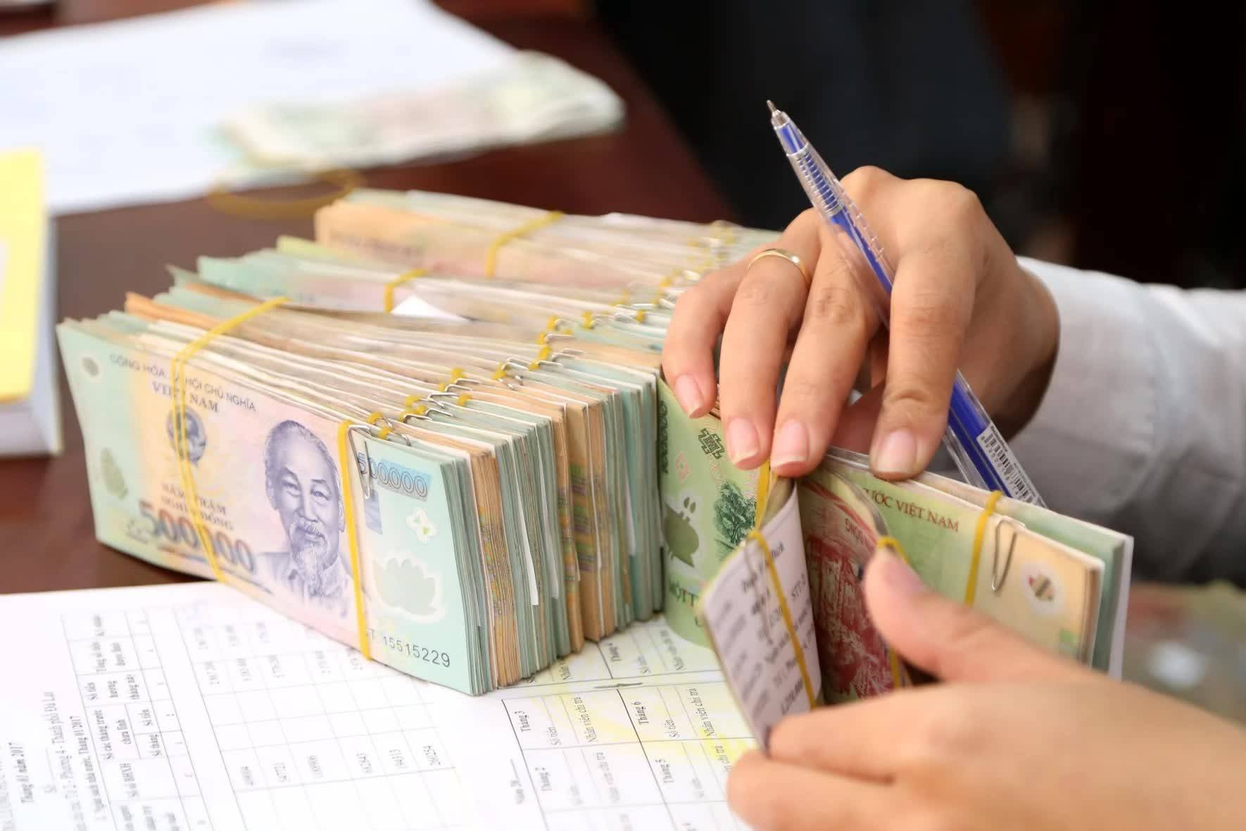 Đề xuất tăng lương tối thiểu 9,8% để cải thiện mức sống của người lao động