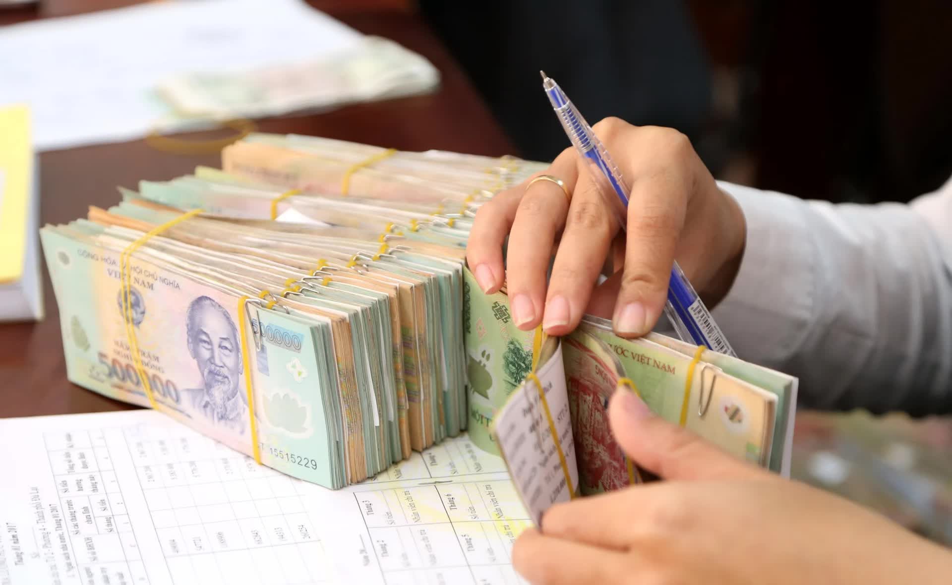 Đề xuất tăng lương tối thiểu 9,8% để cải thiện mức sống của người lao động