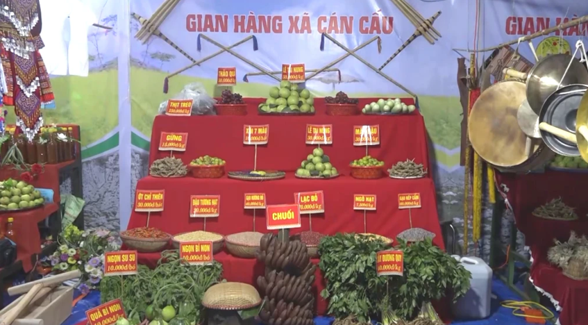 hiều sản phẩm OCOP, đặc sản vùng cao và các mặt hàng thổ cẩm truyền thống được trưng bày tại lễ hội,