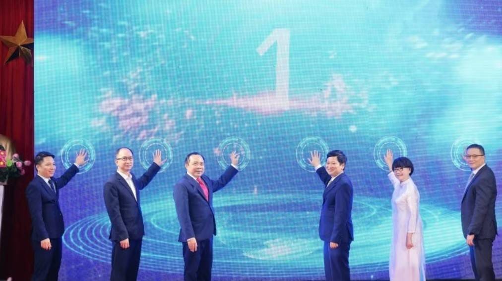 Các đại biểu ấn nút ra mắt Trung tâm quốc gia hỗ trợ sản xuất thử chip bán dẫn. (Ảnh: TL)