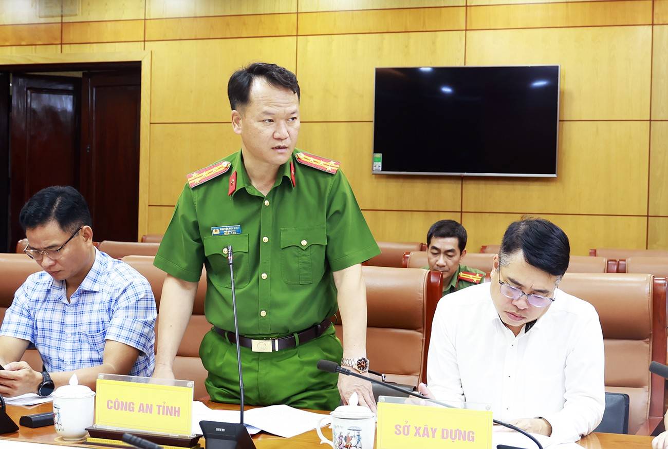 Đại diện Công an tỉnh phát biểu tại phiên họp.