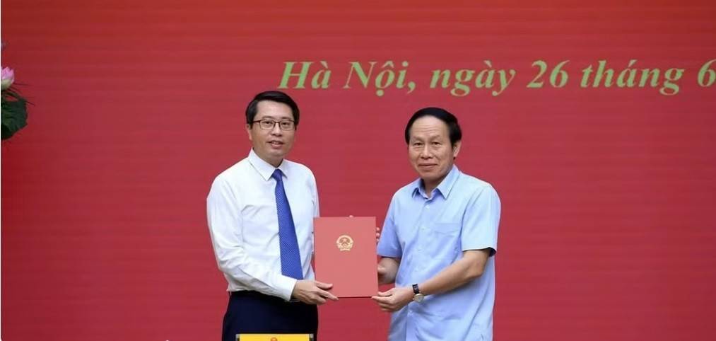Phó Thủ tướng Lê Tiến Châu trao Quyết định của Thủ tướng Chính phủ bổ nhiệm đồng chí Trần Anh Tiến giữ chức Phó Chủ nhiệm Văn phòng Chính phủ. (Ảnh: VGP/THU SA)