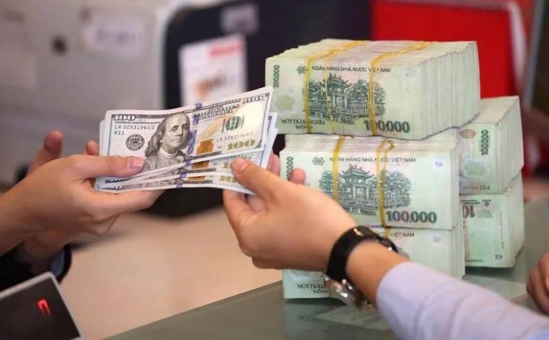 NHNN khuyến cáo người dân mua bán ngoại tệ tại các tổ chức tín dụng, không mua bán ngoại tệ tự do, trái với quy định pháp luật và tiềm ẩn nhiều rủi ro (Ảnh minh họa).