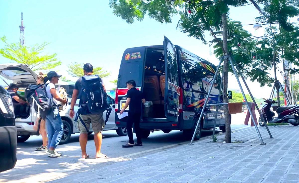 Xe limousin, xe hợp đồng trá hình thường đón, trả khách tận nhà đang được người dân sử dụng ngày càng nhiều vì tính tiện dụng. Tuy nhiên, hình thức xe đưa đón này đang không tuân thủ theo quy định của loại xe hợp đồng vận chuyển khách, ảnh hưởng trực tiếp đến việc thu thuế của Nhà nước, phá vỡ quy hoạch tuyến vận tải, tiềm ẩn nguy cơ ùn tắc giao thông, tai nạn giao thông ở đô thị.