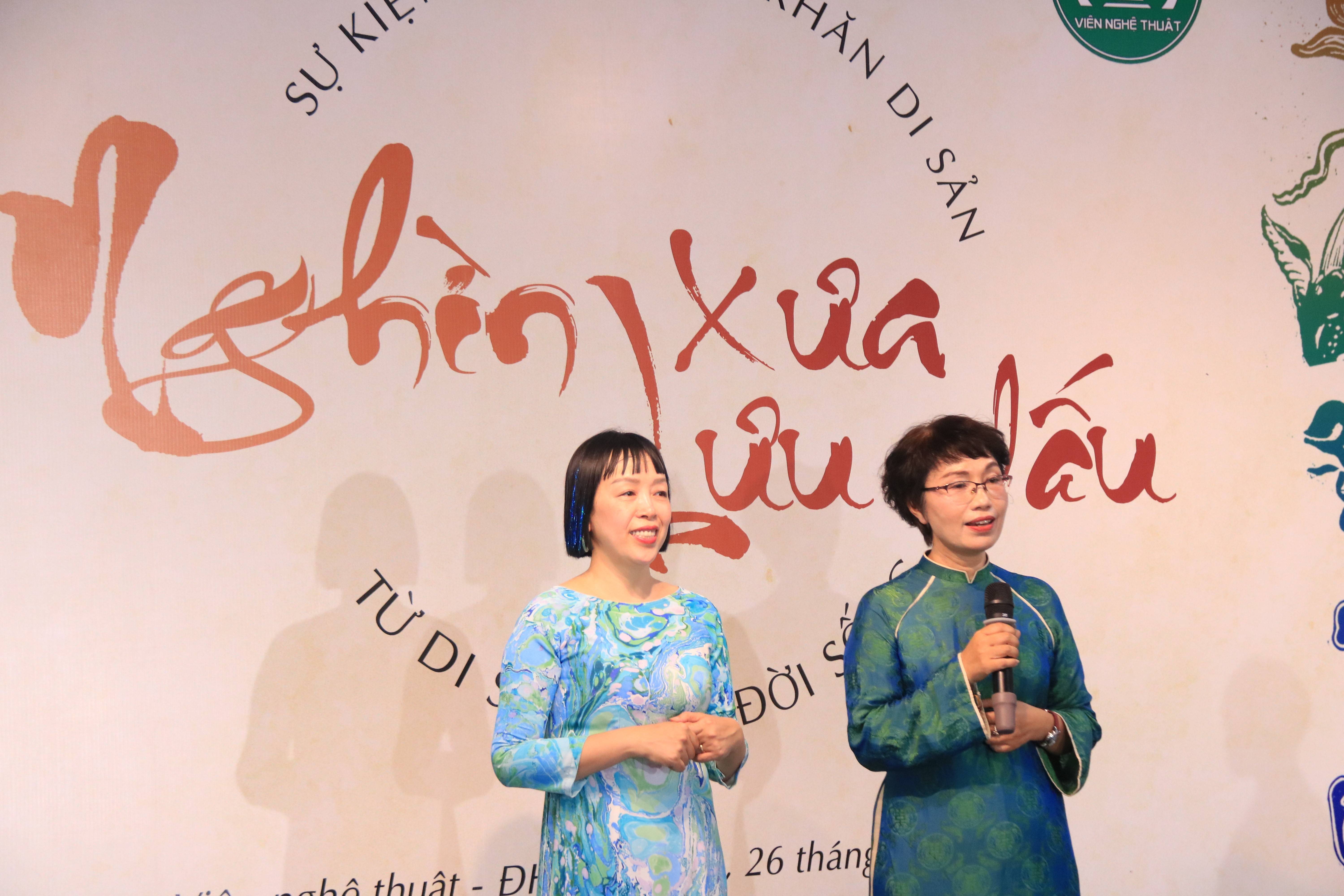 Họa sĩ Lê Thanh (Bên trái) cùng bà Phan Thu Hương – Nhà sáng lập thương hiệu RAMY – chia sẻ về hành trình đưa nghệ thuật bước vào đời sống thông qua bộ sưu tập đặc biệt