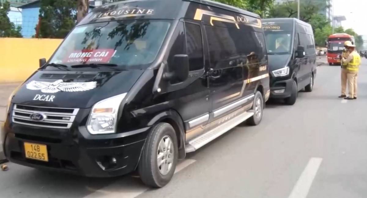 Theo quy định mới, đơn vị kinh doanh vận tải hành khách theo hợp đồng sử dụng xe ô tô từ 8 chỗ ngồi trở lên, hoặc xe được cải tạo từ loại xe trên nhưng dưới 8 chỗ ngồi, nếu vi phạm quy định về việc đón, trả khách, sẽ bị thu hồi Giấy phép kinh doanh vận tải không thời hạn.