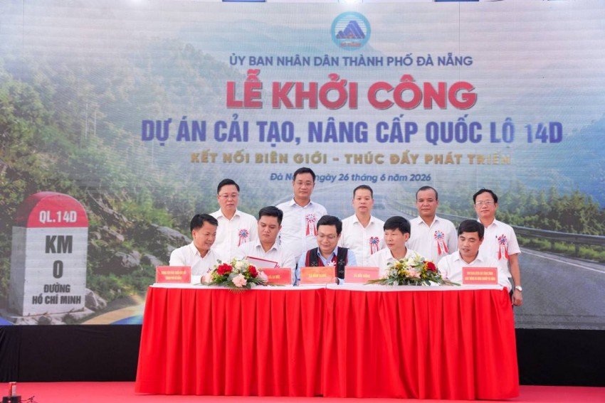 Đại diện các đơn vị, địa phương ký cam kết thực hiện giải phóng mặt bằng, quyết tâm bàn giao mặt bằng đúng thời hạn để bảo đảm tiến độ thi công.