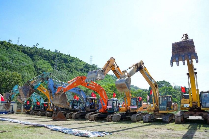 Máy móc, trang thiết bị sẵn sàng cho công tác thi công