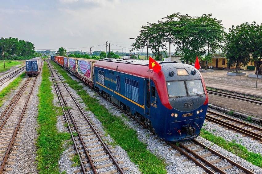Theo Bộ Xây dựng, công tác chuẩn bị mặt bằng đang được triển khai đồng thời trên nhiều địa phương. Đến nay, đơn vị tư vấn đã hoàn thành cắm cọc ranh giới sử dụng đất trên 253 km trong tổng chiều dài 425 km toàn tuyến, đồng thời hoàn tất cắm cọc tại 22 nhà ga. Các mốc giới đã được bàn giao cho địa phương để phục vụ công tác bồi thường, hỗ trợ và tái định cư.