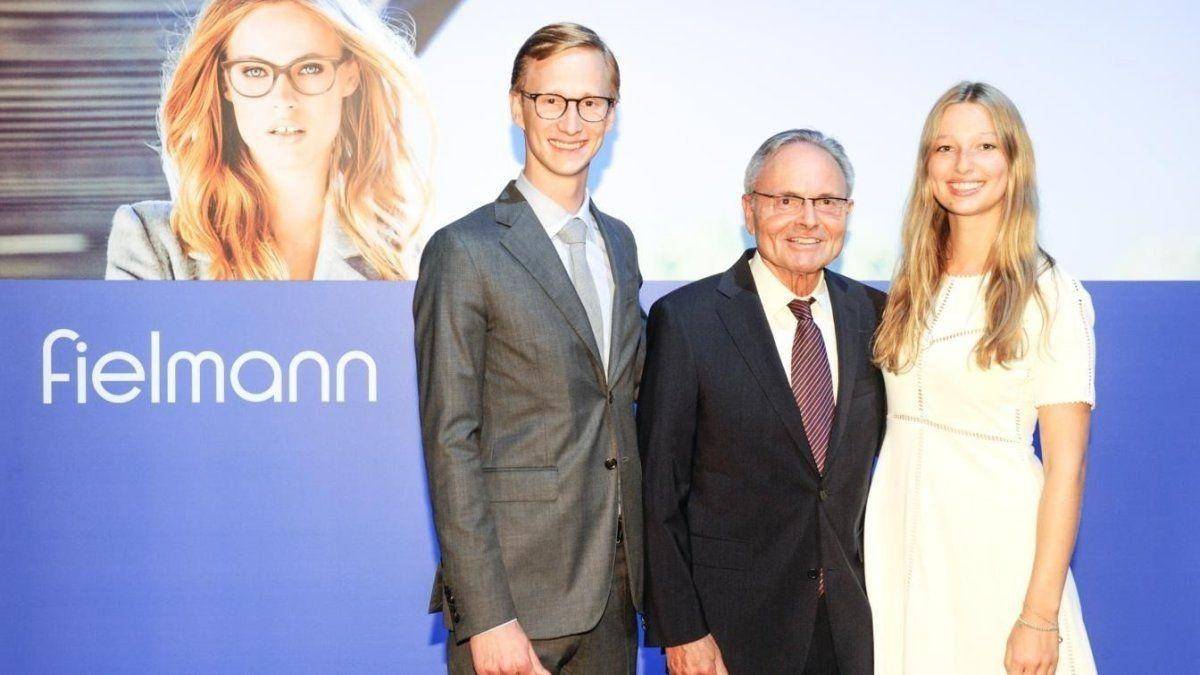 Nữ tỷ phú Sophie Luise Fielmann – Thành viên thế hệ thứ hai của gia đình Fielmann, đại diện cho quá trình kế thừa và gìn giữ di sản doanh nghiệp. Ảnh chụp cùng anh trai Marc Fielmann và người thân.