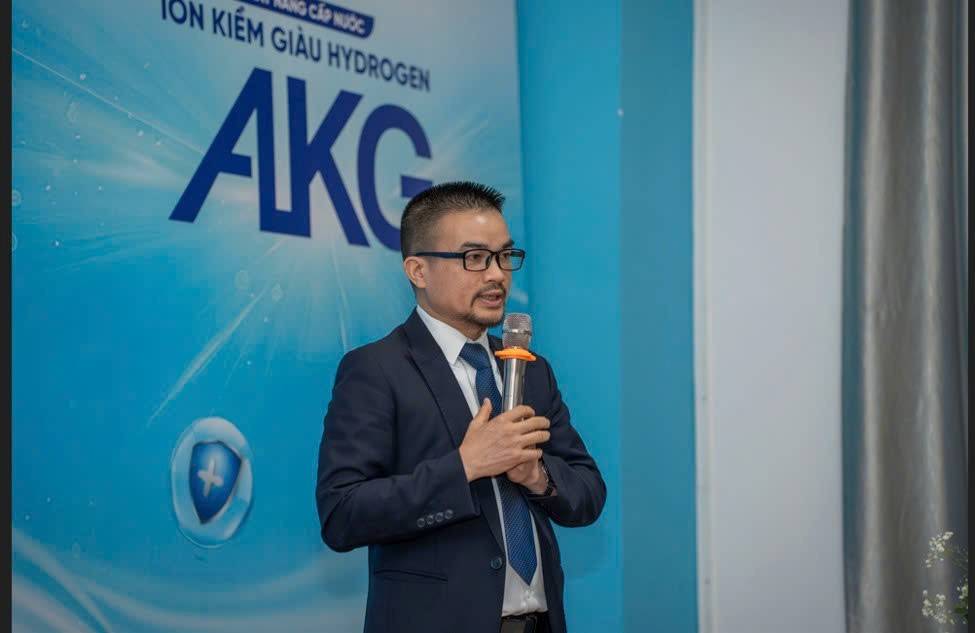 Ông Nguyễn Văn Khương – Viện Trưởng Viện Khoa học Giáo dục và Môi trường phát biểu