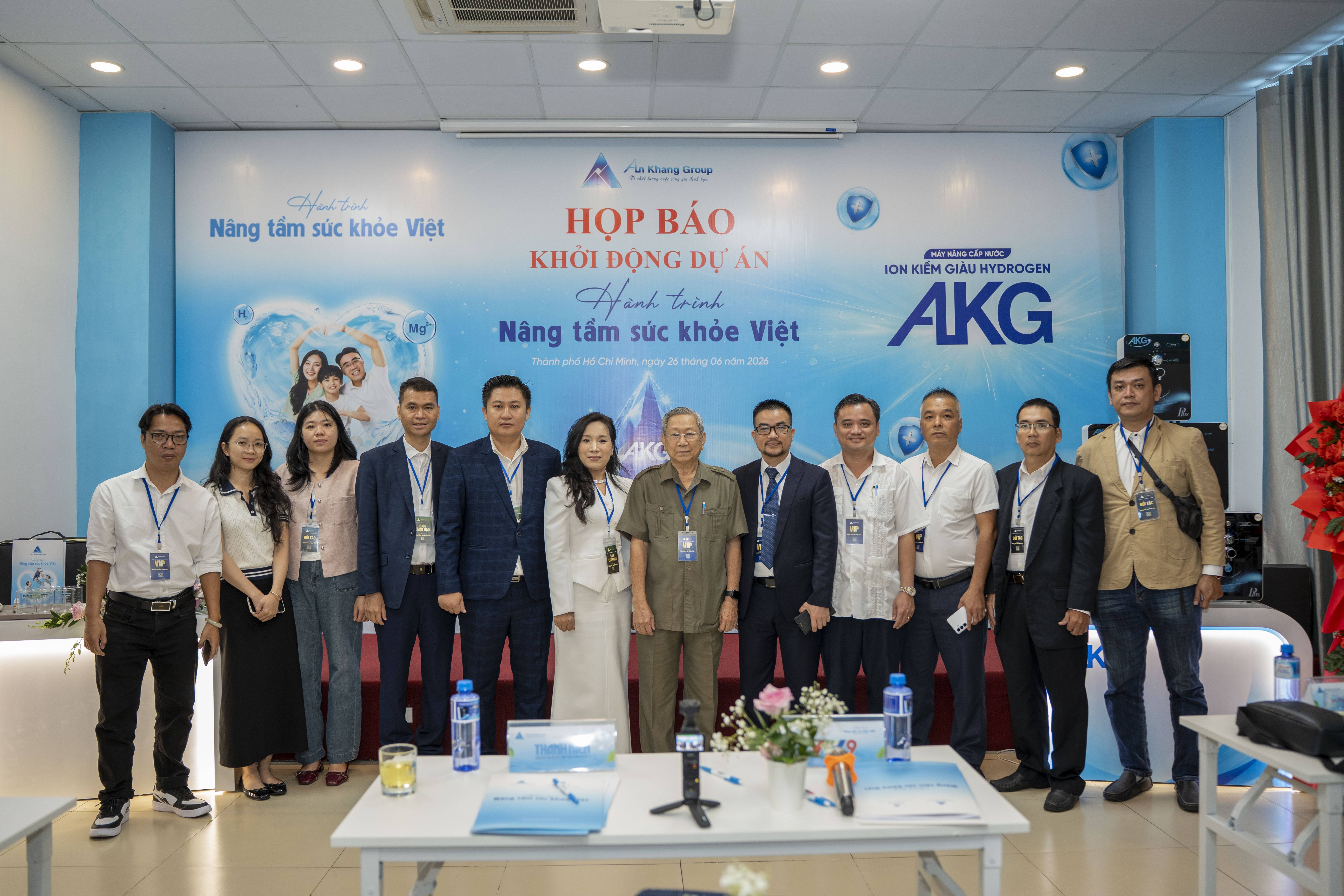 Ban Lãnh đạo An Khang Group cùng các phóng viên chụp ảnh lưu niệm sau sự kiện