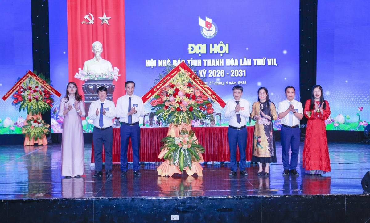 Thiếu tướng Phạm Khải, Ủy viên Ban Thường vụ Hội Nhà báo Việt Nam, Phó Cục trưởng Cục Khoa học, Chiến lược và Lịch sử Công an, Tổng Biên tập Tạp chí Công an Nhân dân tặng lẵng hoa chúc mừng Đại hội Hội Nhà báo tỉnh lần thứ VII, nhiệm kỳ 2026-2031
