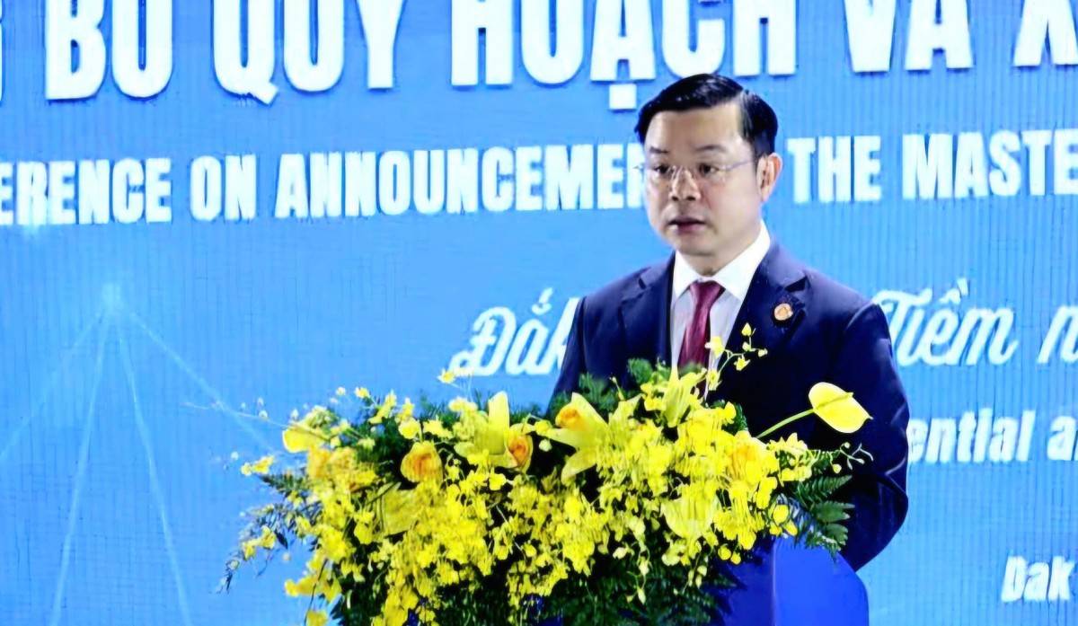Ông Đỗ Hữu Huy, Ủy viên dự khuyết Trung ương Đảng, Phó Bí thư Tỉnh ủy, Chủ tịch UBND tỉnh Đắk Lắk phát biểu khai mạc hội nghị.