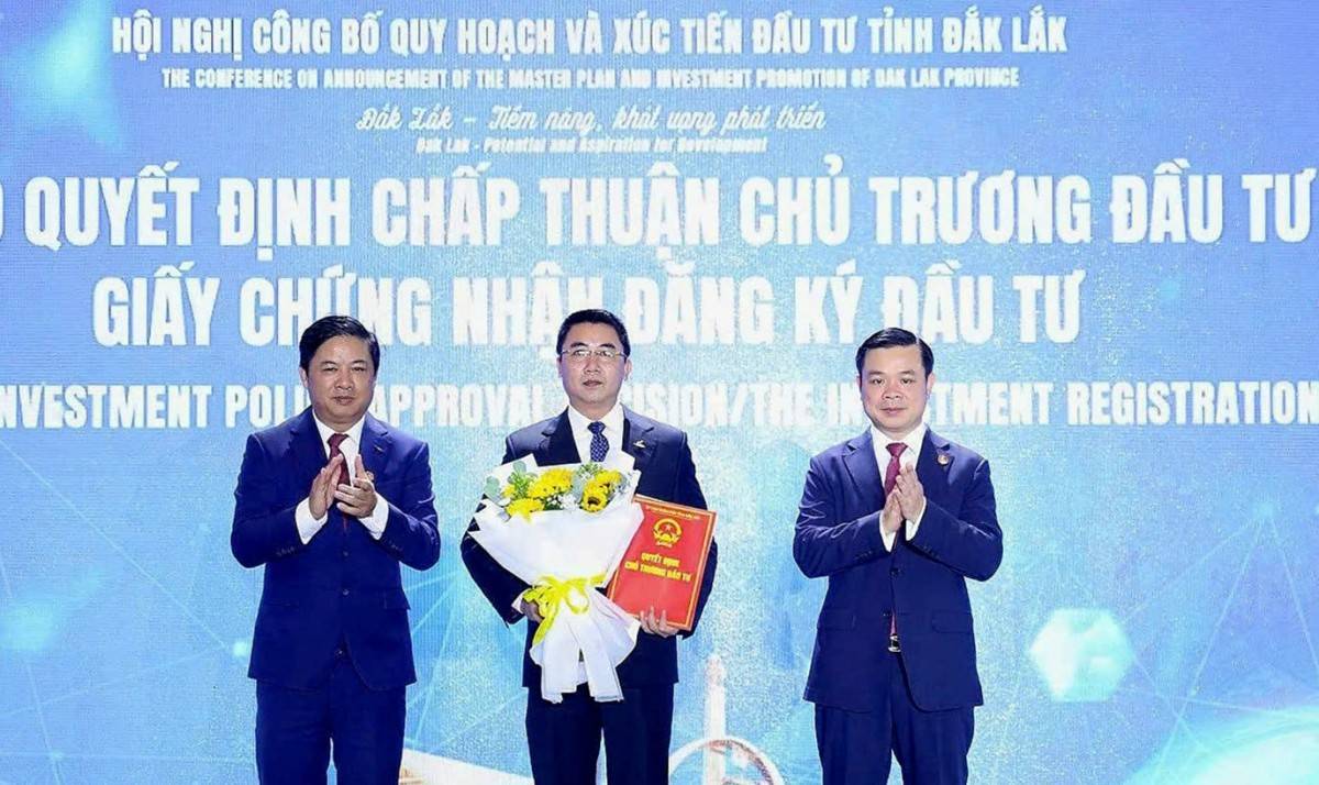 Lãnh đạo tỉnh Đắk Lắk trao quyết định chủ trương đầu tư và Giấy chứng nhận đăng ký đầu tư cho đại diện các doanh nghiệp.