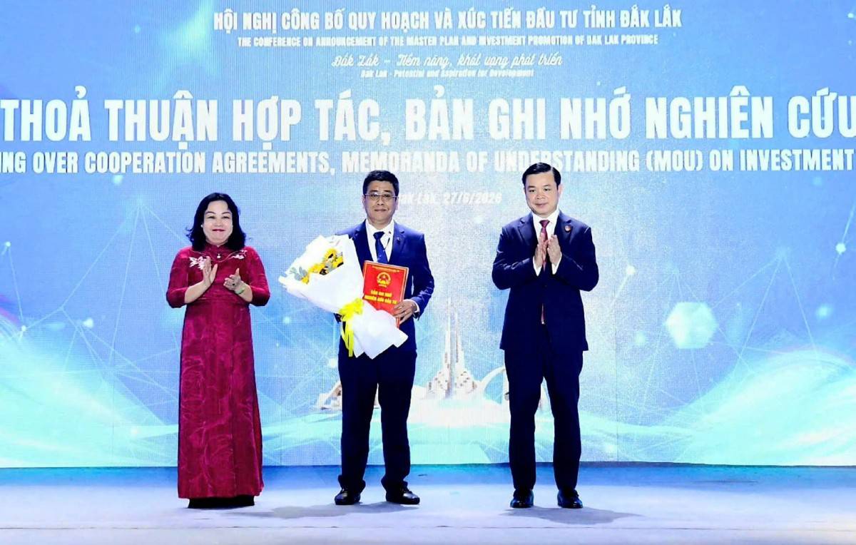  Lãnh đạo tỉnh Đắk Lắk trao thỏa thuận hợp tác, bản ghi nhớ nghiên cứu đầu tư cho nhà đầu tư