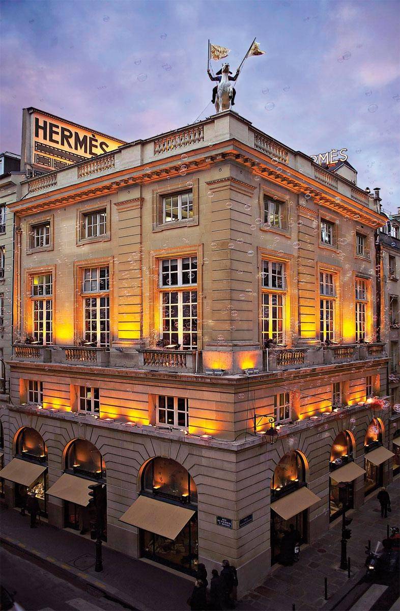 Cửa hàng Hermès tại số 24 Faubourg Saint-Honoré, Paris – Trụ sở lịch sử và là cửa hàng biểu tượng của thương hiệu xa xỉ Pháp.