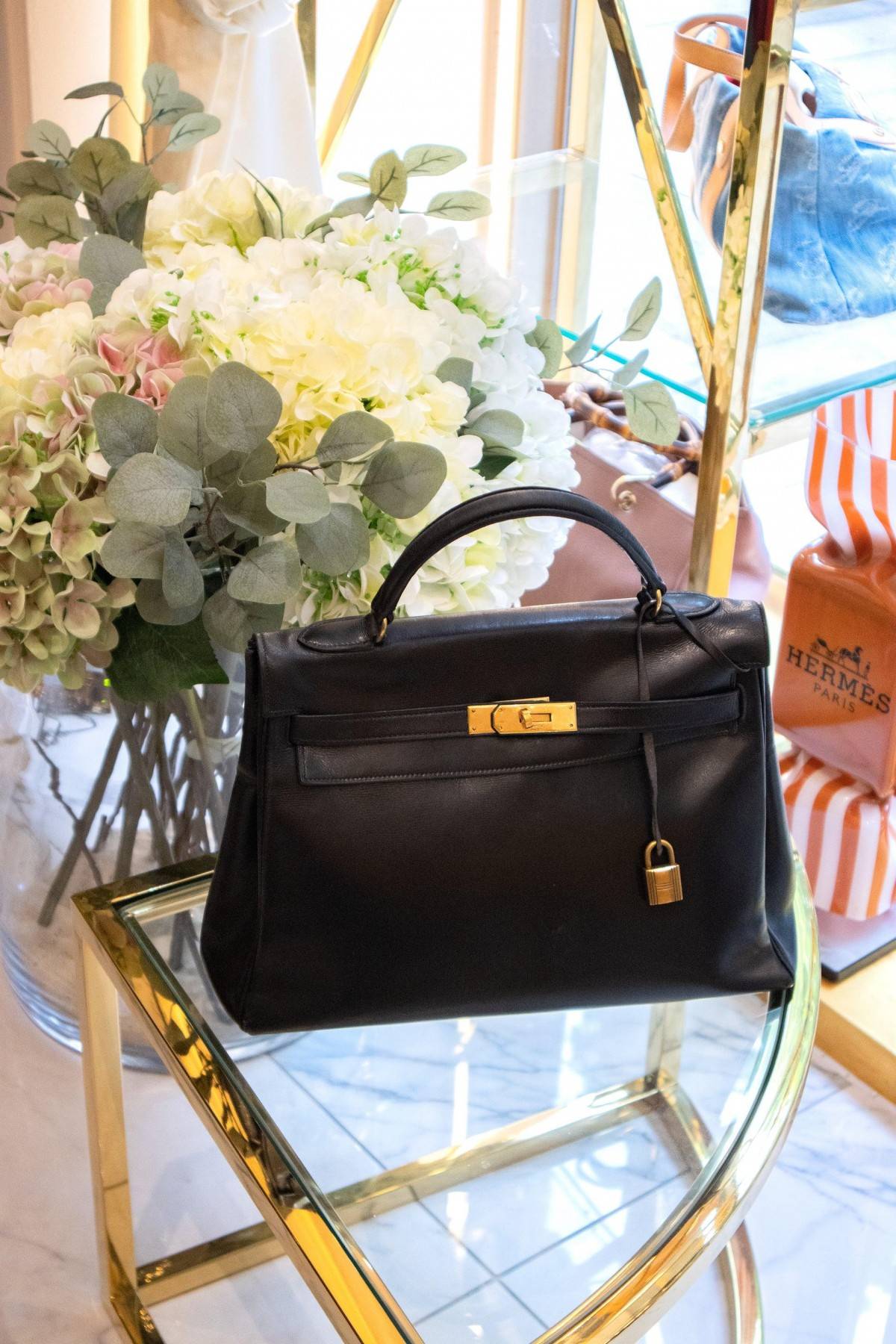 Túi Hermès Kelly – Thiết kế gắn liền với Công nương Grace Kelly và trở thành biểu tượng kinh điển của Hermès.