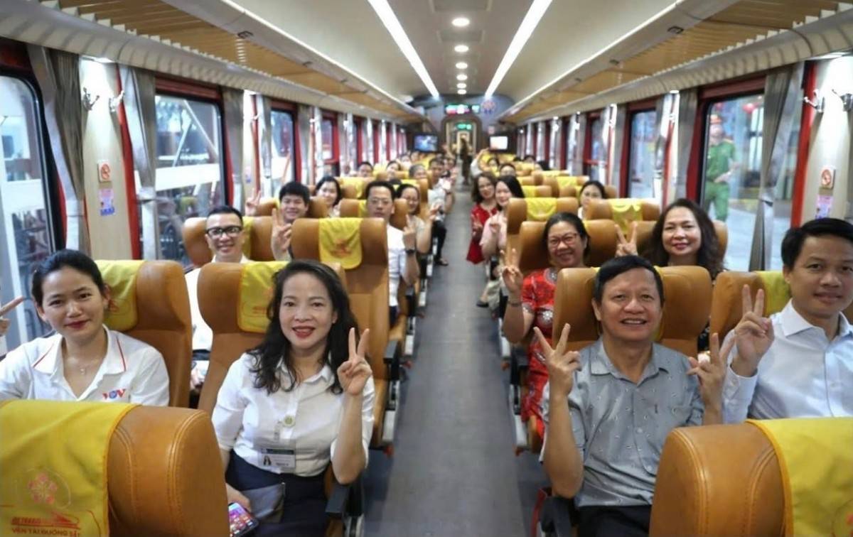 Những nụ cười tươi tắn đầy hứng khởi của các cán bộ, nhân viên Bệnh viện Bạch Mai Hà Nội trên chuyến tàu đầu tiên về Bệnh viện Bạch Mai cơ sở Ninh Bình làm việc.