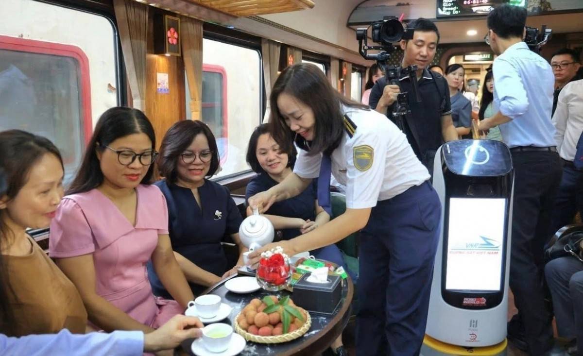 Đường sắt sinh ra để kết nối những vùng đất. Y tế tồn tại để kết nối con người với sự sống. Một bên rút ngắn khoảng cách địa lý. Một bên rút ngắn khoảng cách trong cơ hội được chăm sóc sức khỏe. Khi hai sứ mệnh ấy gặp nhau, điều được nối liền không chỉ là Hà Nội với Phủ Lý mà là niềm tin của người dân đối với những chính sách đang từng bước đi vào cuộc sống. 