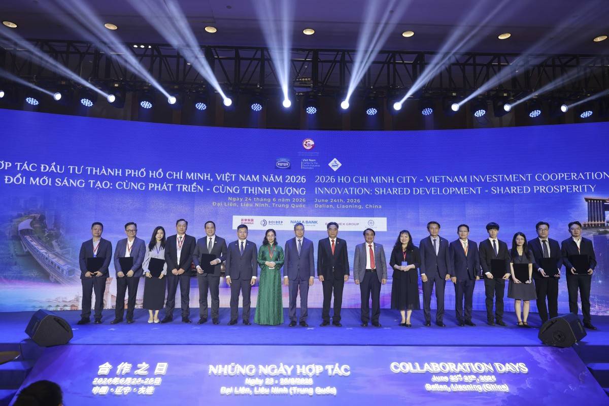 Các đại biểu chụp ảnh lưu niệm sau nghi thức Công bố hợp tác và trao Thư đề nghị hợp tác.