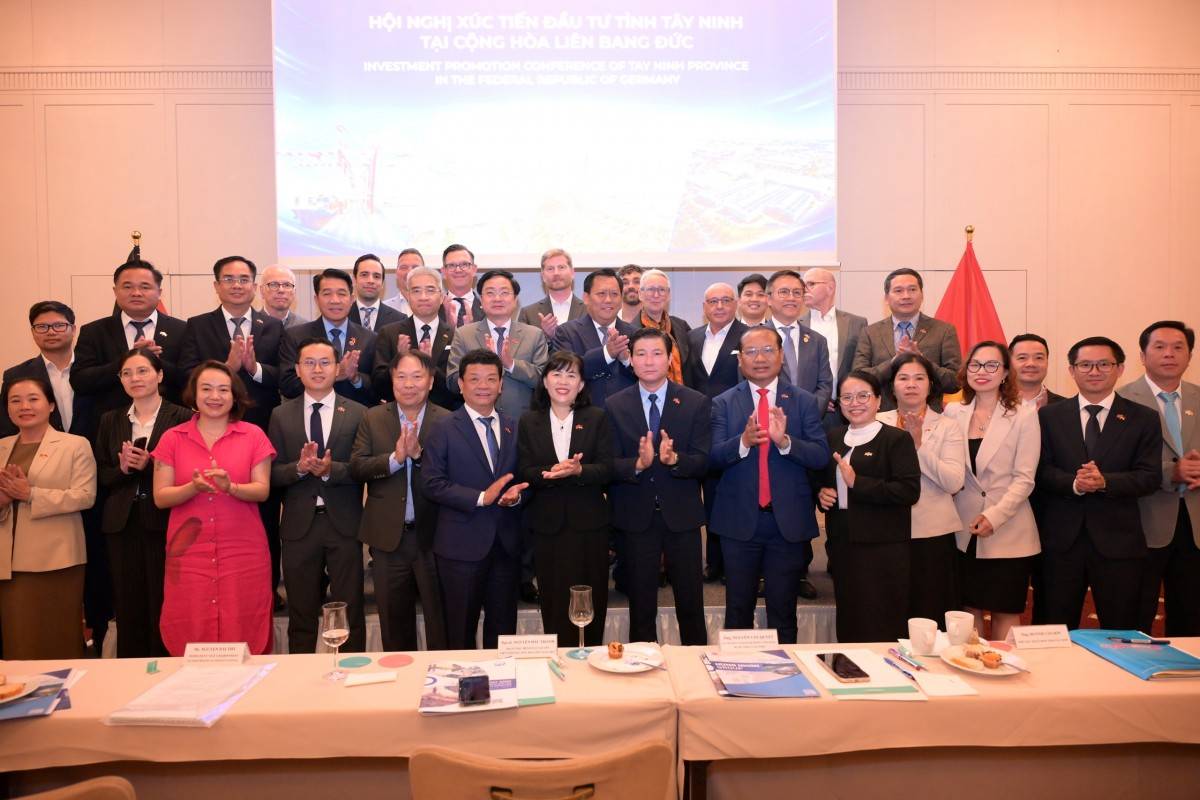 Chụp ảnh kỷ niệm tại hội nghị.