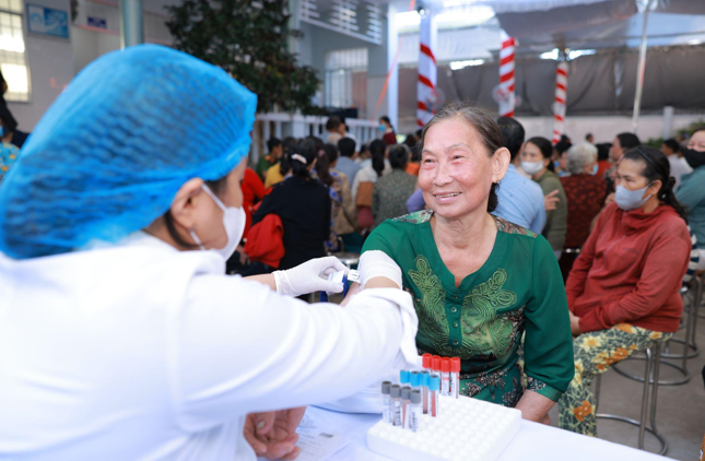 Bác sĩ khám bệnh chuyên sâu và phát thuốc miễn phí cho người dân Xã Thạnh Xuân