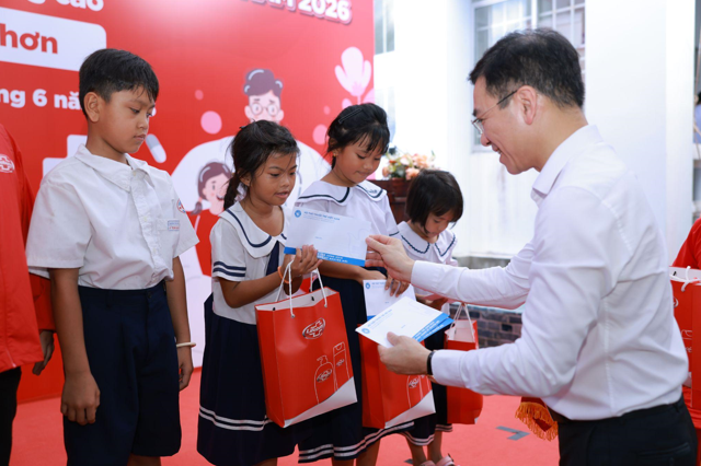 Trao 10 suất học bổng cho học sinh có hoàn cảnh khó khăn, 10 phần quà cho các gia đình chính sách, gia đình khó khăn tại địa phương