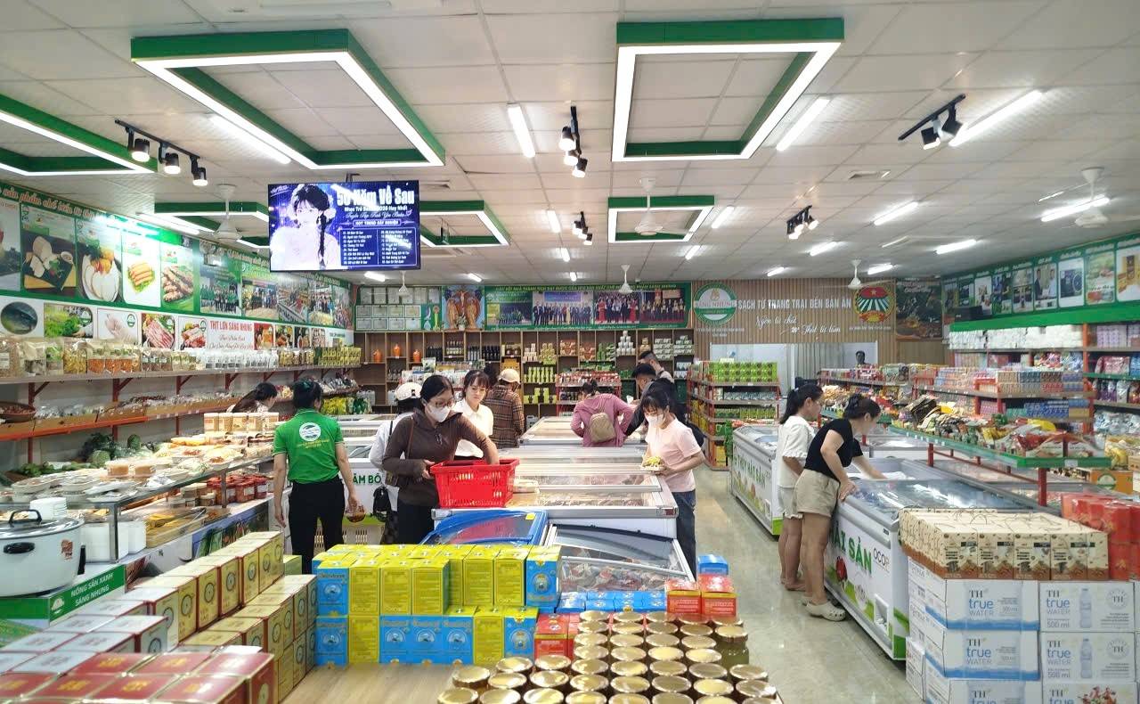 Khách hàng tin tưởng chọn mua các sản phẩm tại cửa hàng phân phối sản phẩm của HTX Nông sản xanh Sáng Nhung.