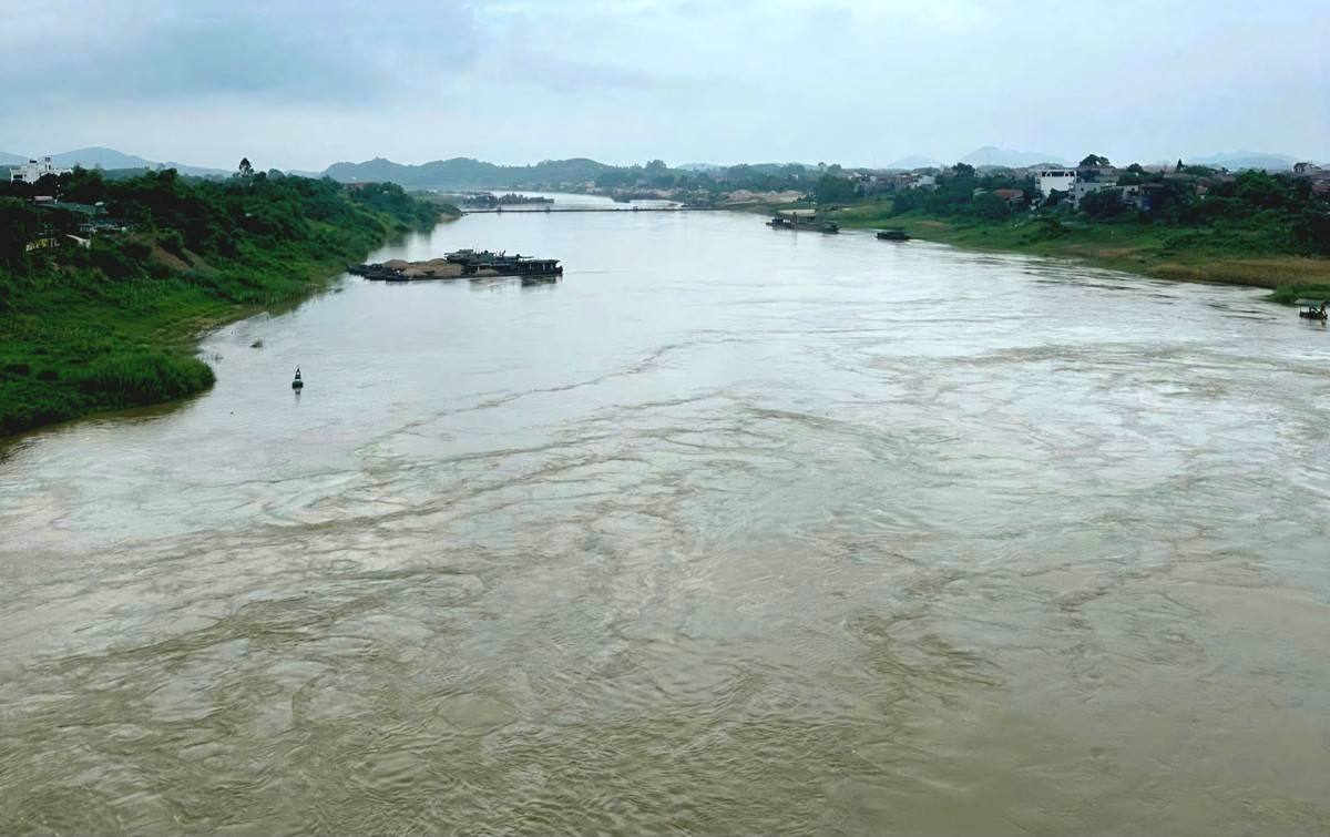 Phú Thọ: Đứt dây neo, 2 tàu hàng chìm tại khu vực cầu sông Lô