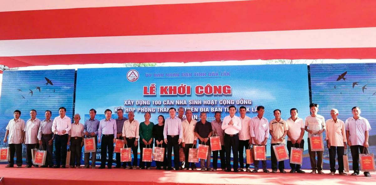 Lãnh đạo Trung ương và tỉnh Đắk Lắk trao tặng quà cho 20 hộ dân có hoàn cảnh khó khăn trên địa bàn xã Hòa Thịnh (Ảnh: Cổng Thông tin Điện tử Đắk Lắk)