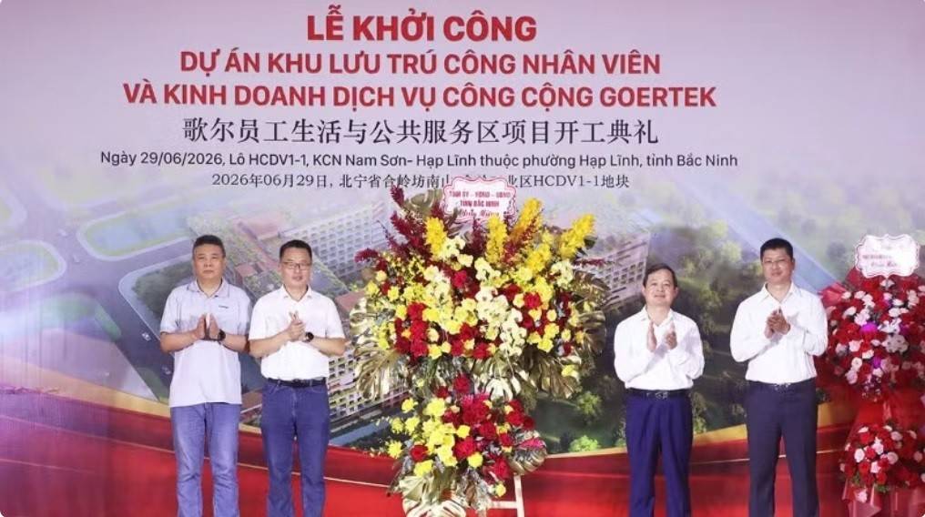 Lãnh đạo tỉnh Bắc Ninh tặng hoa chúc mừng lễ khởi công (Ảnh: https://nhandan.vn).