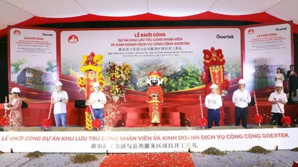Các đại biểu thực hiện nghi thức khởi công.