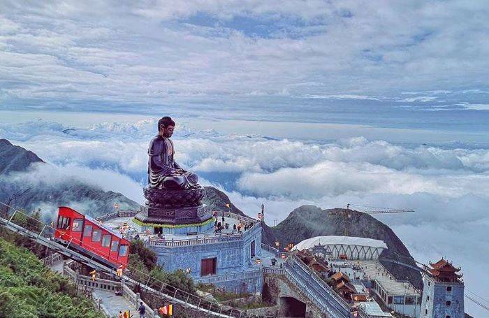 Nhắc đến cảnh đẹp SaPa không thể nào không kể đến đỉnh Fansipan – Nóc nhà Đông Dương. Đây là một địa điểm mà bất kể ai khi đặt chân đến SaPa đều không muốn bỏ lỡ.