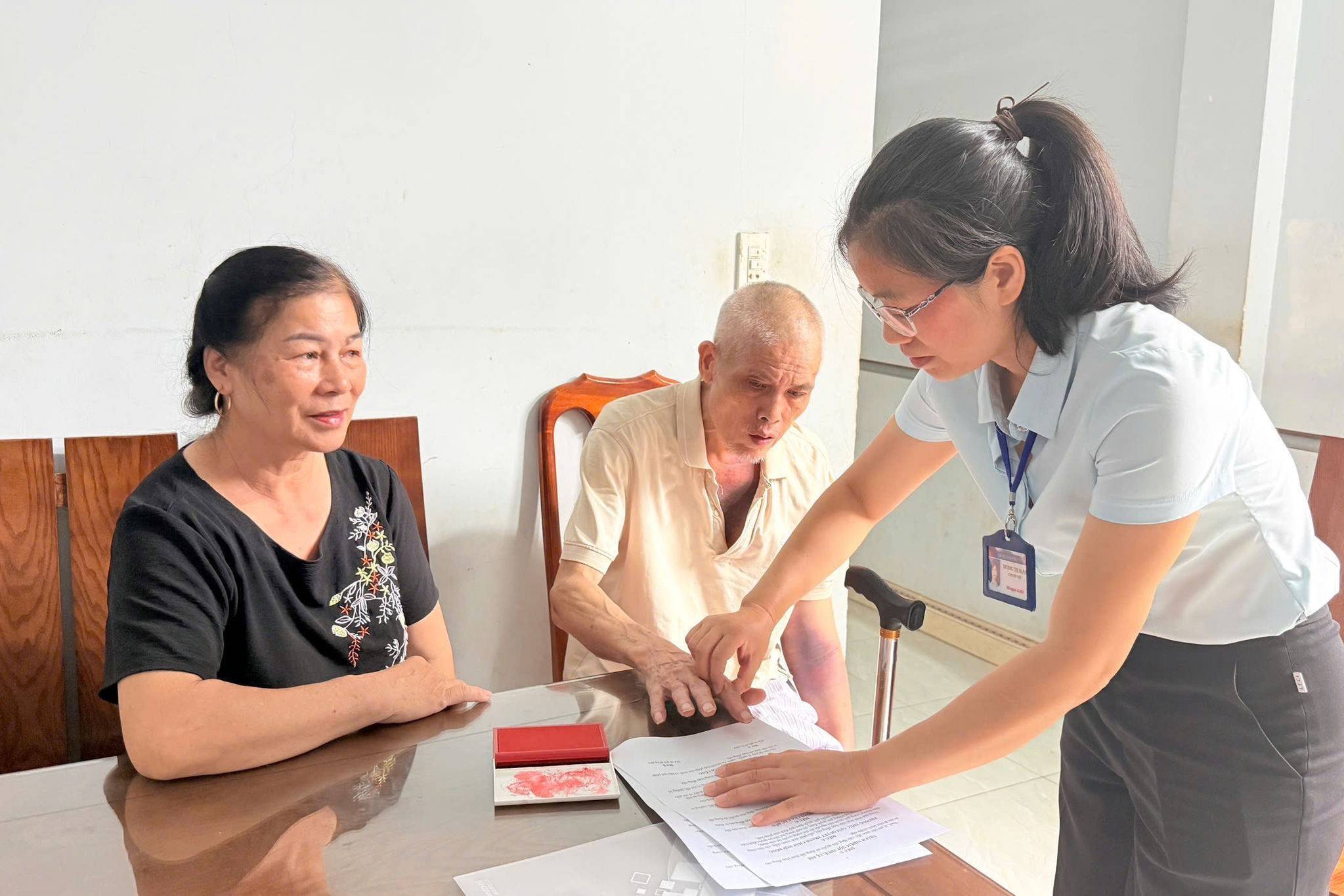 TP. Hồ Chí Minh triển khai hỗ trợ người yếu thế làm thủ tục hành chính tại nhà từ 20/7