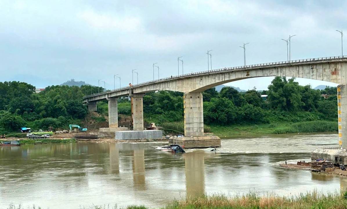 Phú Thọ tạm dừng cầu phao để trục vớt 2 tàu chìm trên sông Lô