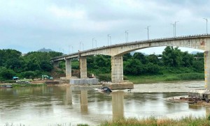 Phú Thọ tạm dừng cầu phao để trục vớt 2 tàu chìm trên sông Lô
