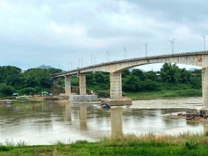 Phú Thọ tạm dừng cầu phao để trục vớt 2 tàu chìm trên sông Lô