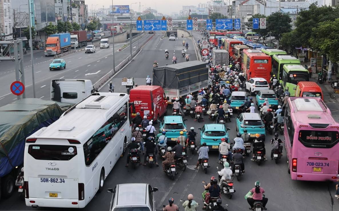 An Sương ùn tắc giao thông tại khu vực trước Bến xe An Sương vào giờ cao điểm