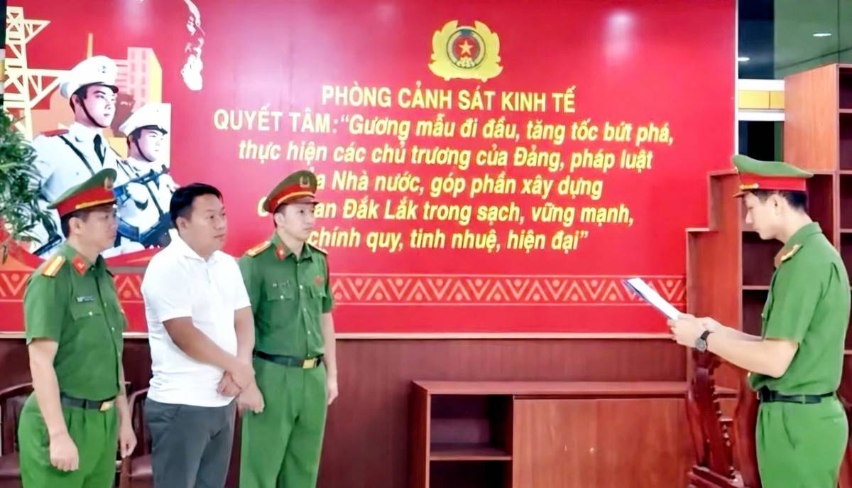  Công an bắt Nguyễn Viết Lãm (áo trắng) để điều tra hành vi lừa đảo chiếm đoạt tài sản thông qua việc huy động vốn đầu tư bất động sản.  