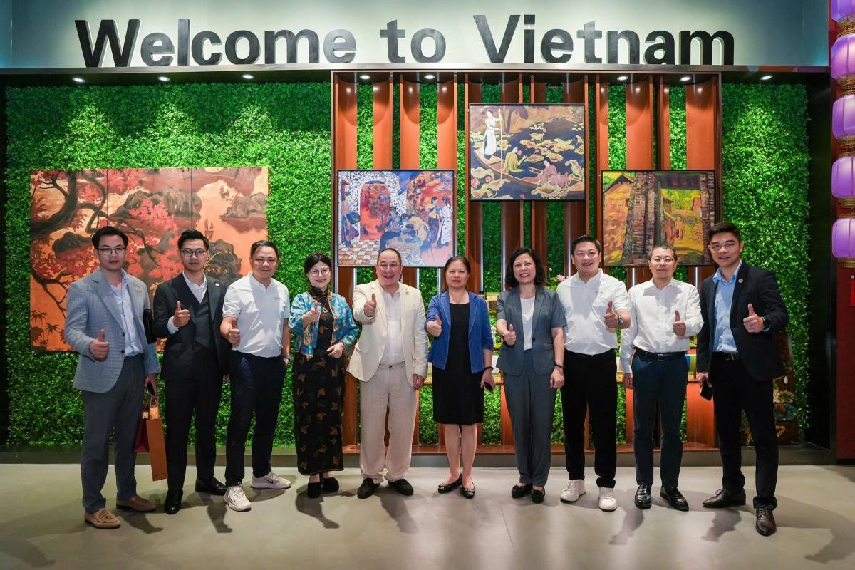Các doanh nhân tại khu trưng bày Việt Nam của VCBC tại Trung tâm CAMEX Nam Ninh, Trung quốc