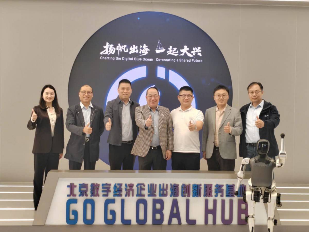 Chủ tịch Steve Bùi và các doanh nhân chụp ảnh lưu niệm. VCBC là đại diện Trạm Việt Nam phục vụ các nhà đầu tư đến từ Bắc Kinh trong hoạt động khoa học công nghệ và bán dẫn toàn cầu.
